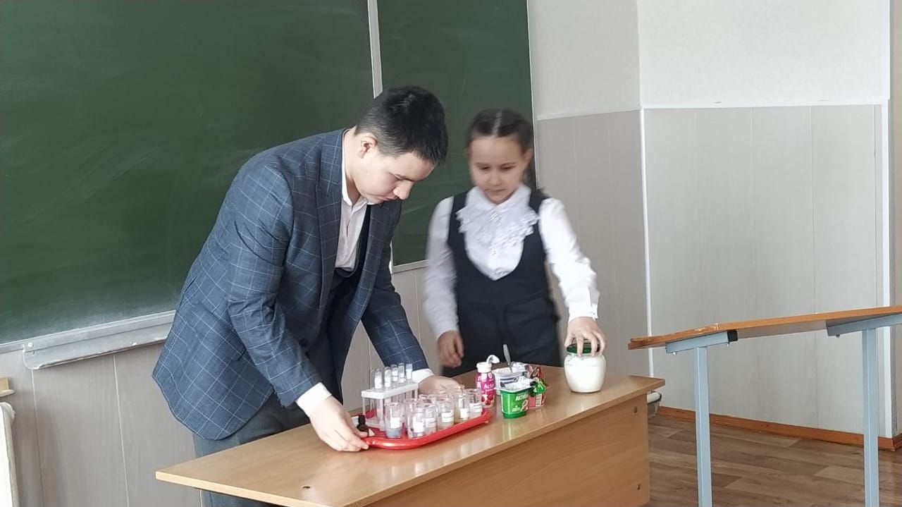 Балалар фәнни эш белән шөгыльләнә