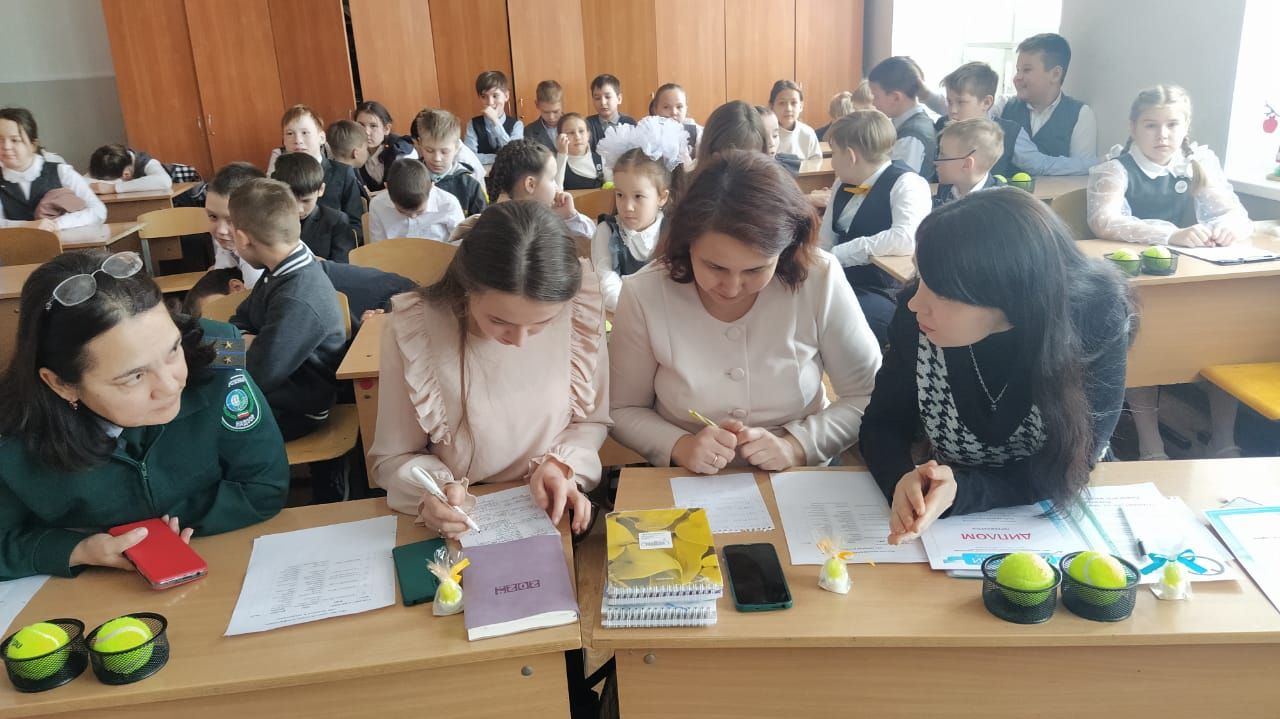 Балалар фәнни эш белән шөгыльләнә