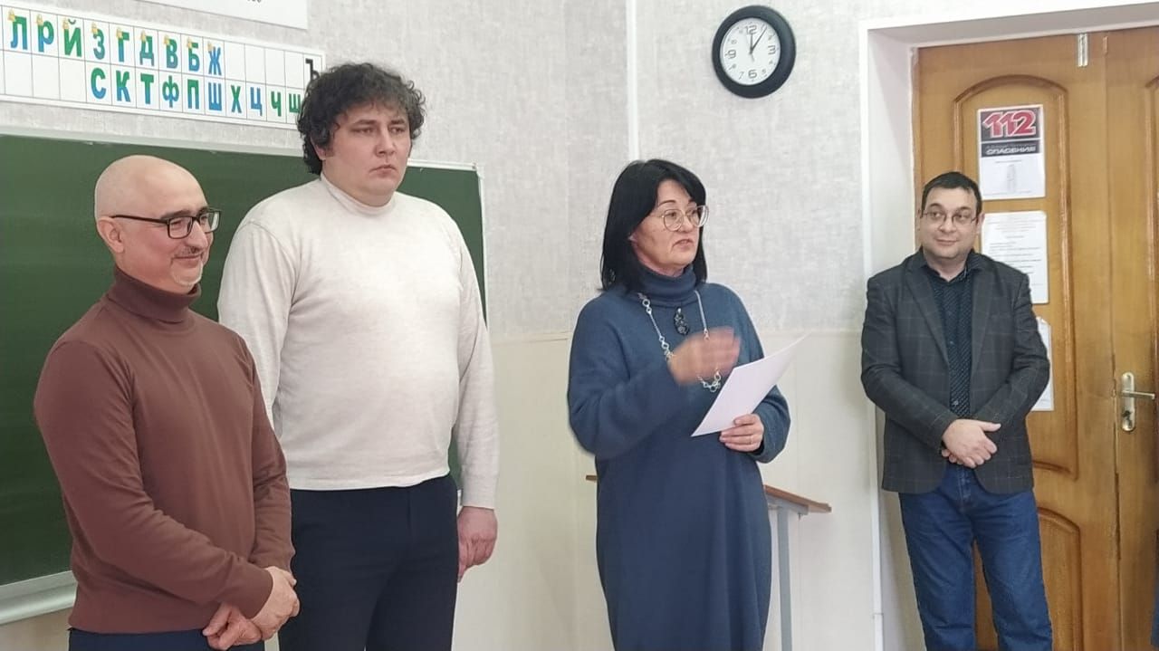 Балалар фәнни эш белән шөгыльләнә