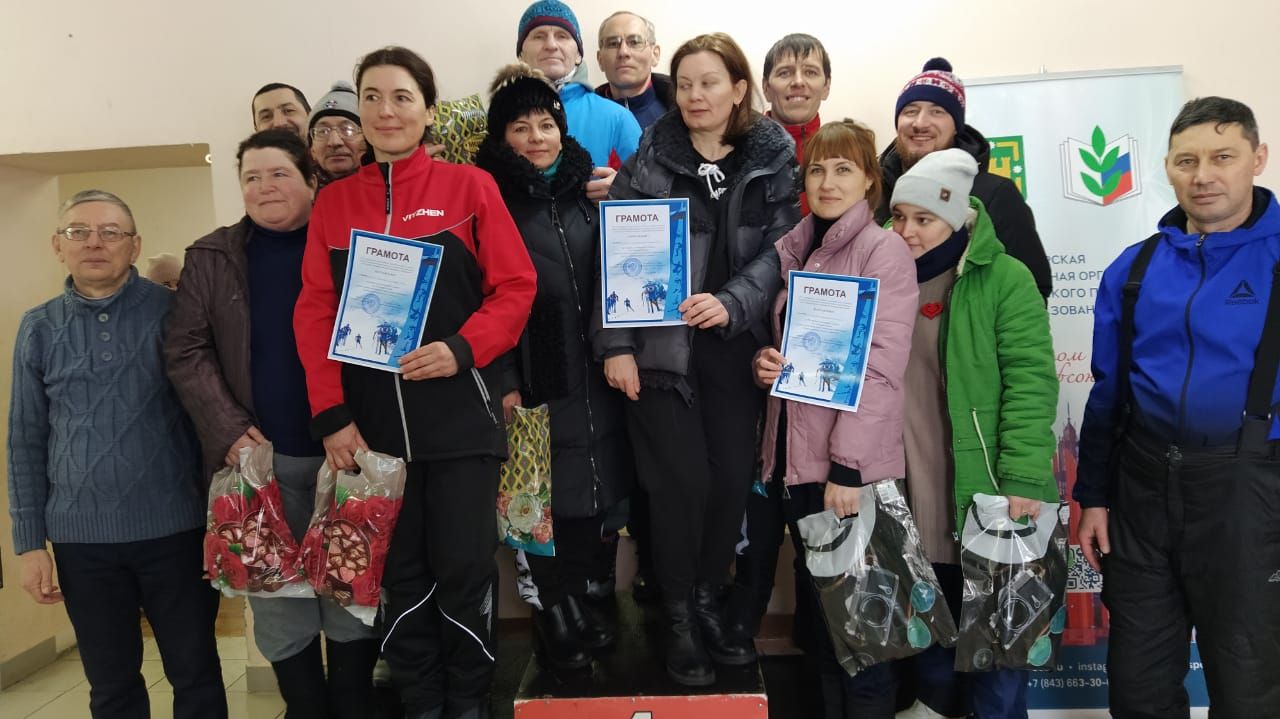 Бүген укытучылар, тәрбиячеләр, техник хезмәткәрләр чаңгыда ярышты