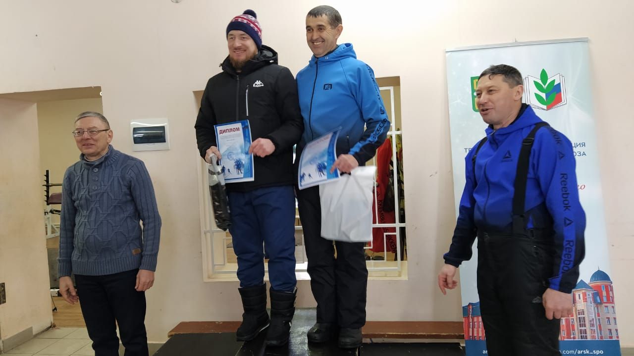 Бүген укытучылар, тәрбиячеләр, техник хезмәткәрләр чаңгыда ярышты