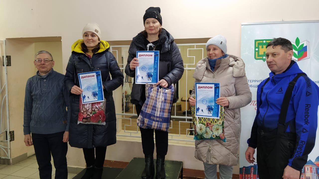Бүген укытучылар, тәрбиячеләр, техник хезмәткәрләр чаңгыда ярышты