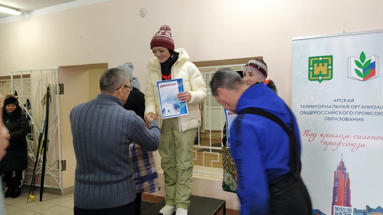 Бүген укытучылар, тәрбиячеләр, техник хезмәткәрләр чаңгыда ярышты