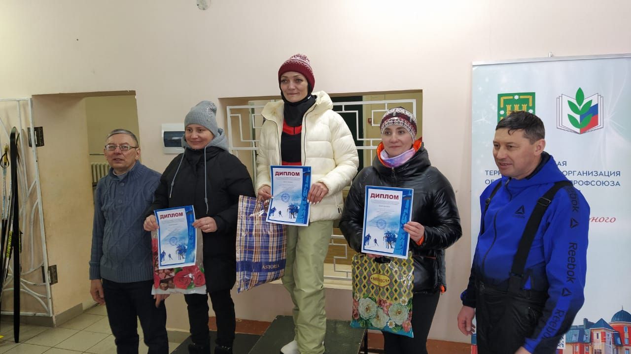 Бүген укытучылар, тәрбиячеләр, техник хезмәткәрләр чаңгыда ярышты