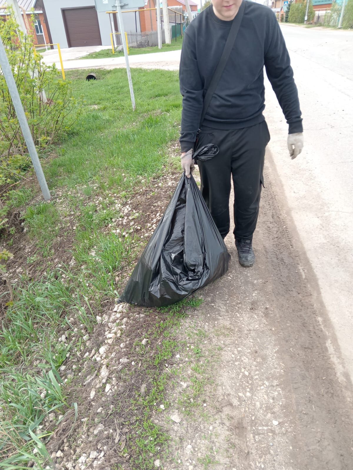 Бүген Арчада коры елгаларны, юл буйларын чистарттылар, агачларны буядылар