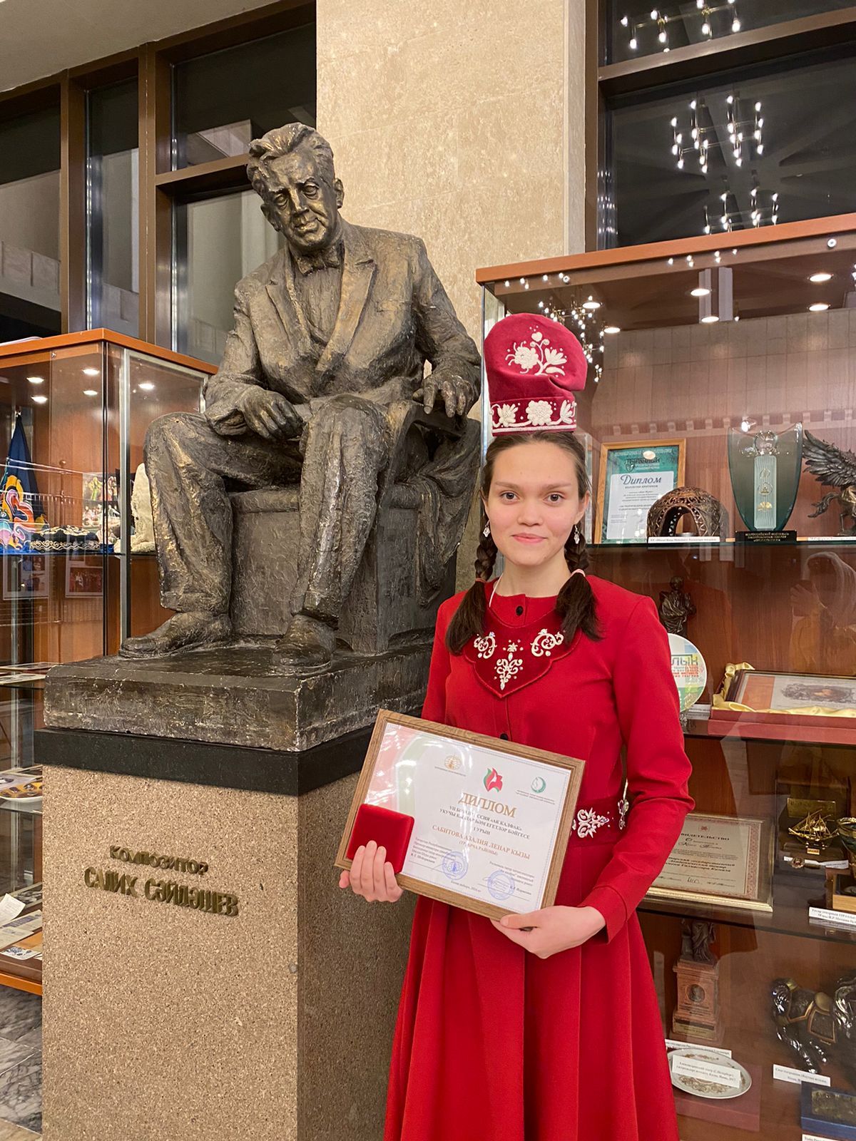 Зур бәхетләр сызганып эшкә бирелгәннән килә...
