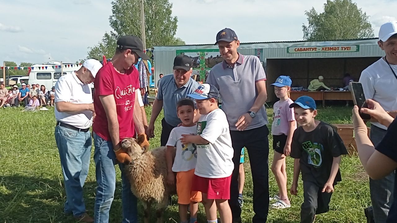 МХОда хезмәт итүче Марат Мөхәммәтшин иң кечкенә көрәшчегә тәкә бүләк итте