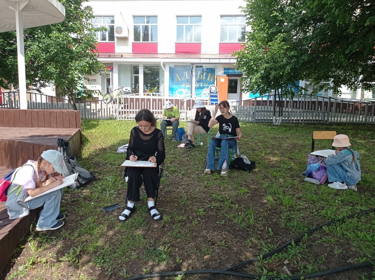 Рәсем сәнгатен сөюче укучылар Арчаның истәлекле урыннарын сурәтләде