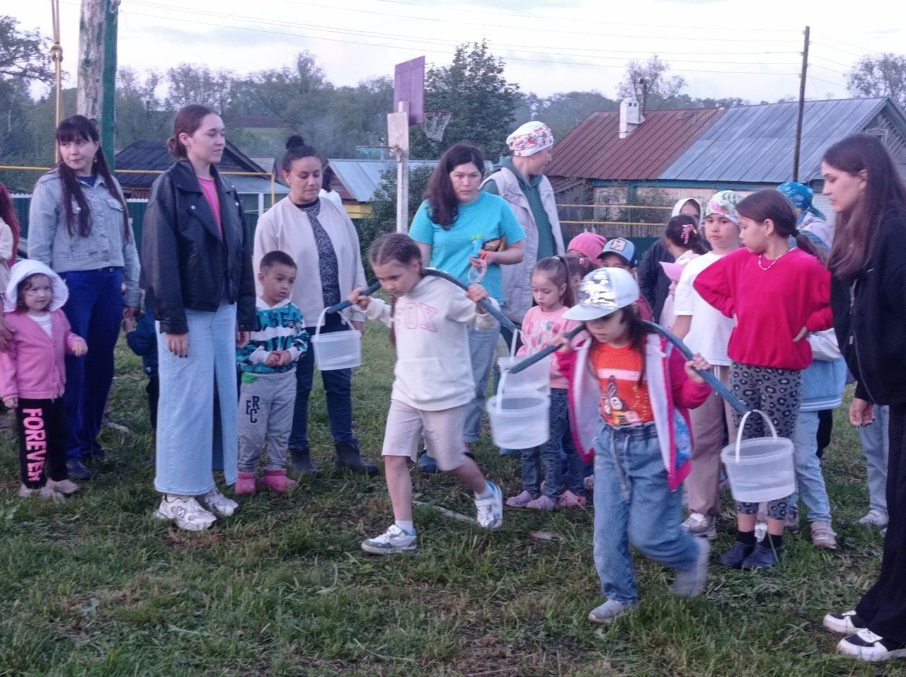 Кечкенә авылларның матур гореф-гадәтләре: әтәч тоту, һәр балага бүләк бирү, иртүк торып йомырка җыю