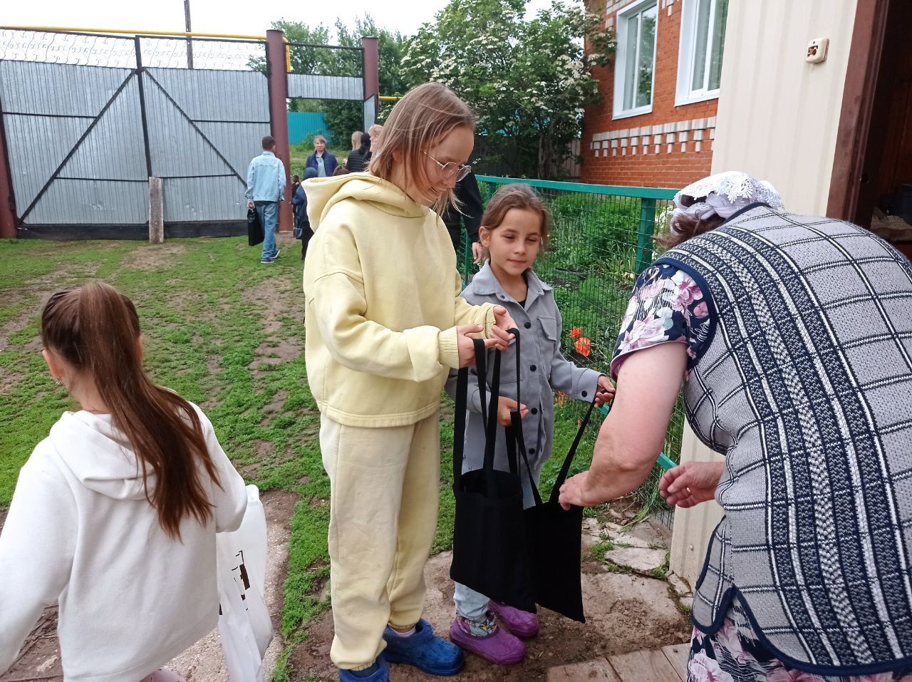 Кечкенә авылларның матур гореф-гадәтләре: әтәч тоту, һәр балага бүләк бирү, иртүк торып йомырка җыю