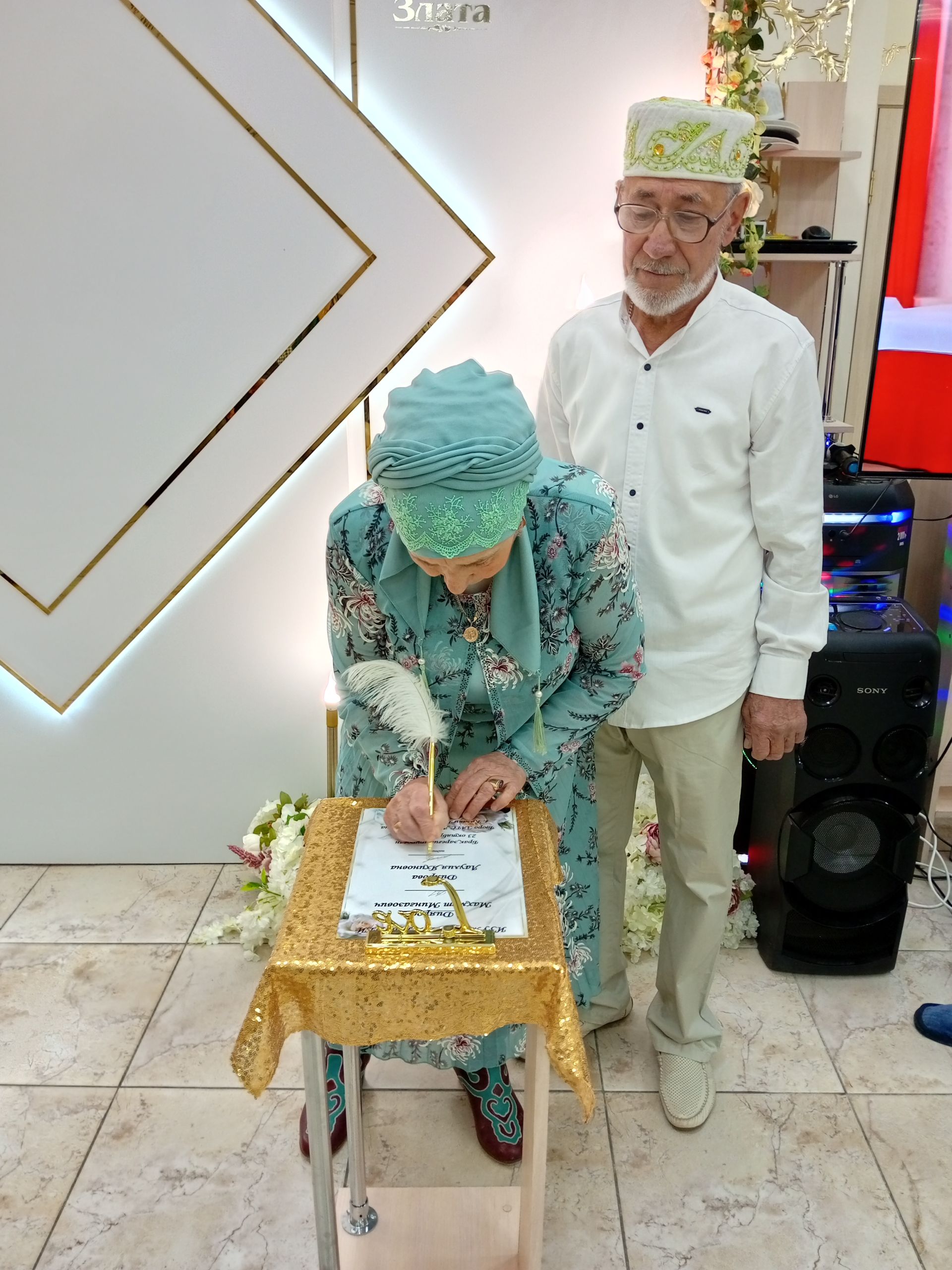 «Дан» китабына кулларын куйдылар