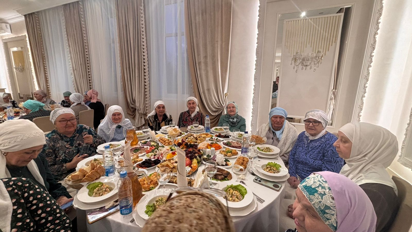 Эшмәкәр Нурия Гыймадиева, хезмәттәшләрен, якыннарын  җыеп, Ифтар мәҗлесе  үткәрде