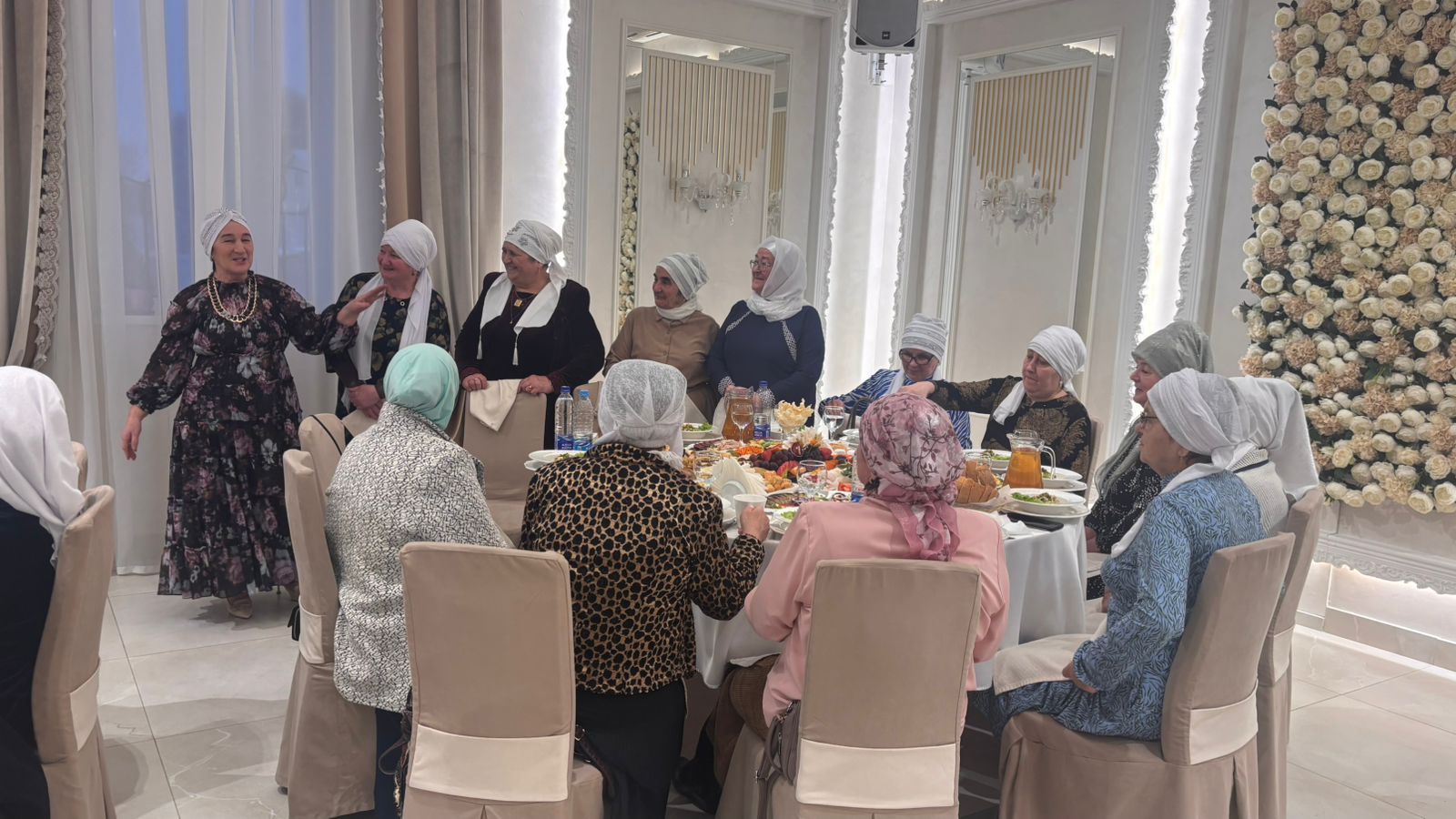 Эшмәкәр Нурия Гыймадиева, хезмәттәшләрен, якыннарын  җыеп, Ифтар мәҗлесе  үткәрде