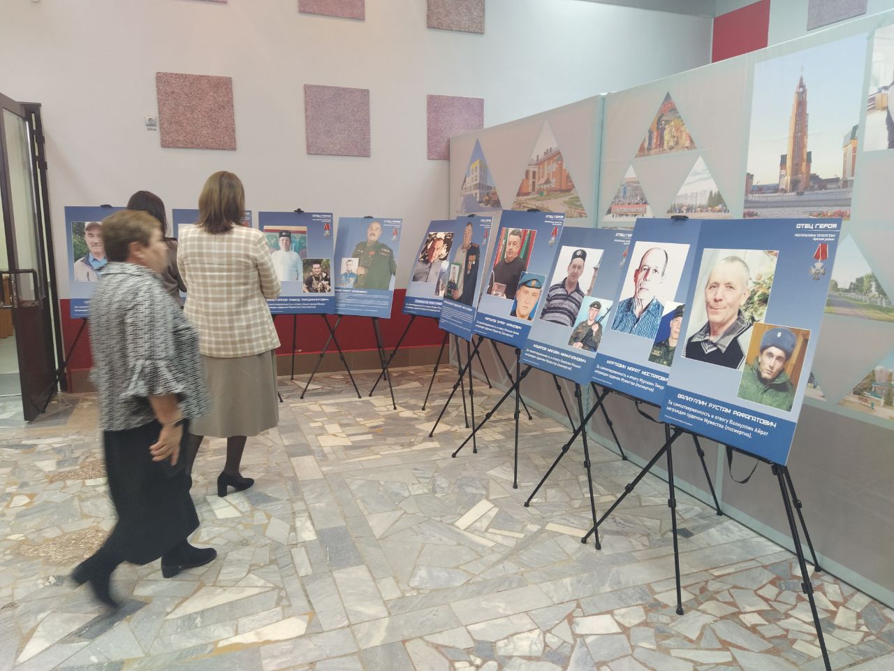 Пока жива память, у нас есть будущее: в Арске открылась выставка «Отец Героя»