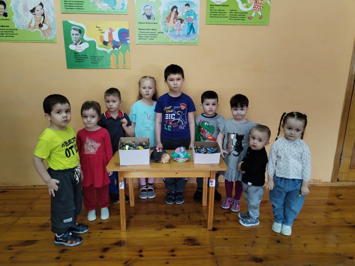 Пөшәңгәр мәктәбе укучылары макулатура һәм батарейкалар җыйды