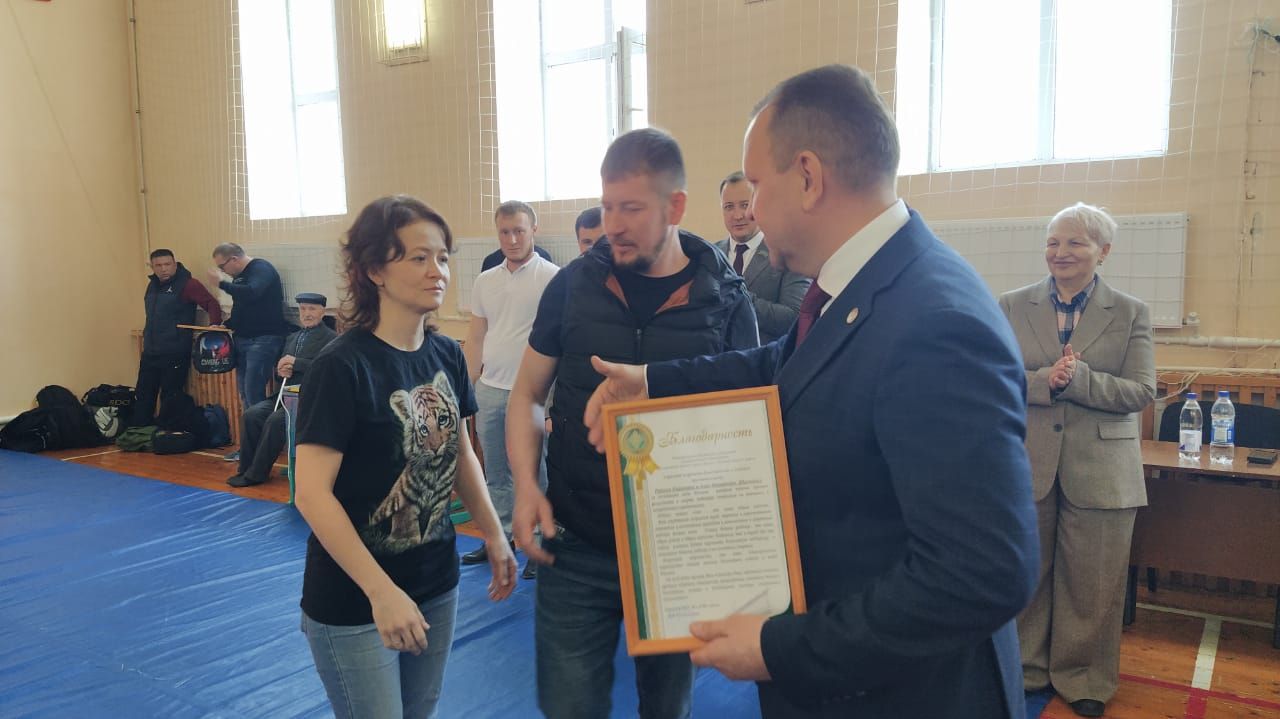 Кайбер көрәшчеләрнең әти-әниләренә Рәхмәт хатлары тапшырдылар