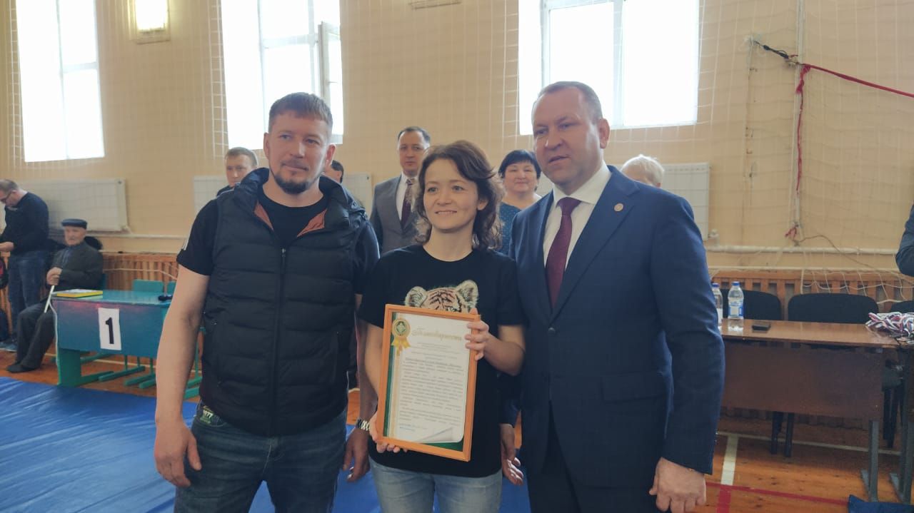 Кайбер көрәшчеләрнең әти-әниләренә Рәхмәт хатлары тапшырдылар