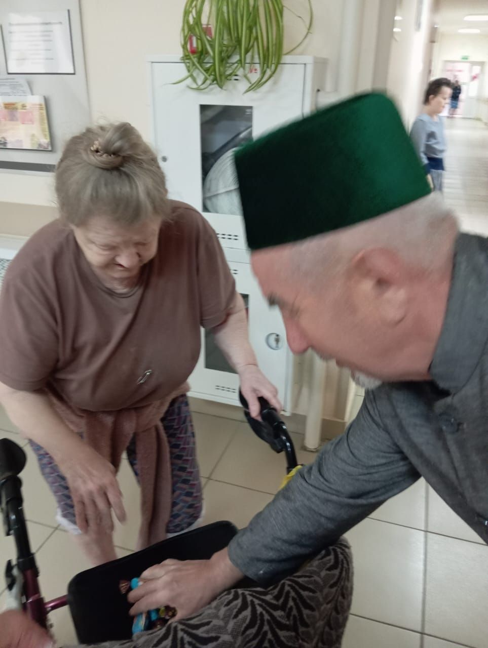 Айван авылыннан Илшат хәзрәт Кәримуллин Яңа Чүриле интернатына барды