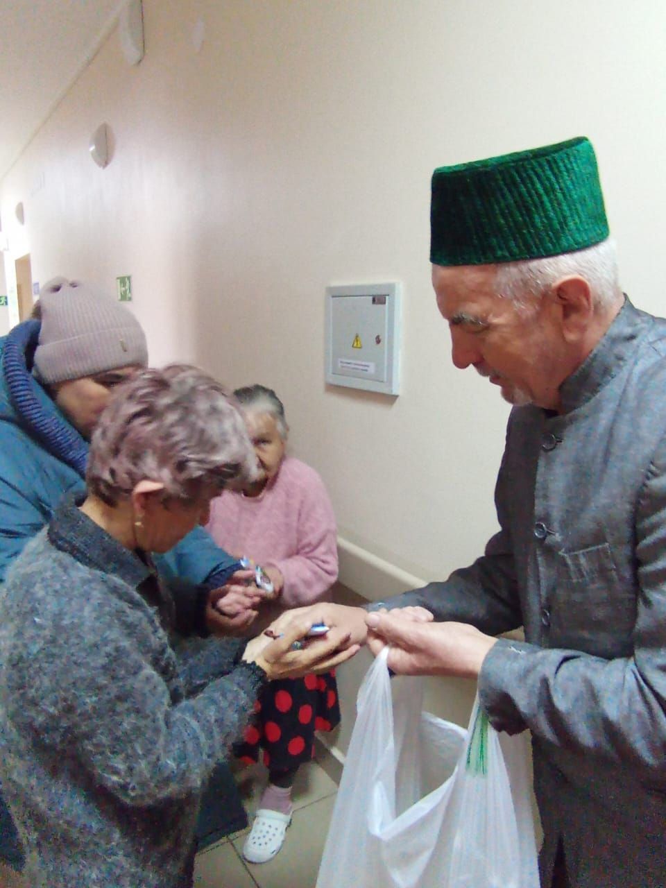 Айван авылыннан Илшат хәзрәт Кәримуллин Яңа Чүриле интернатына барды