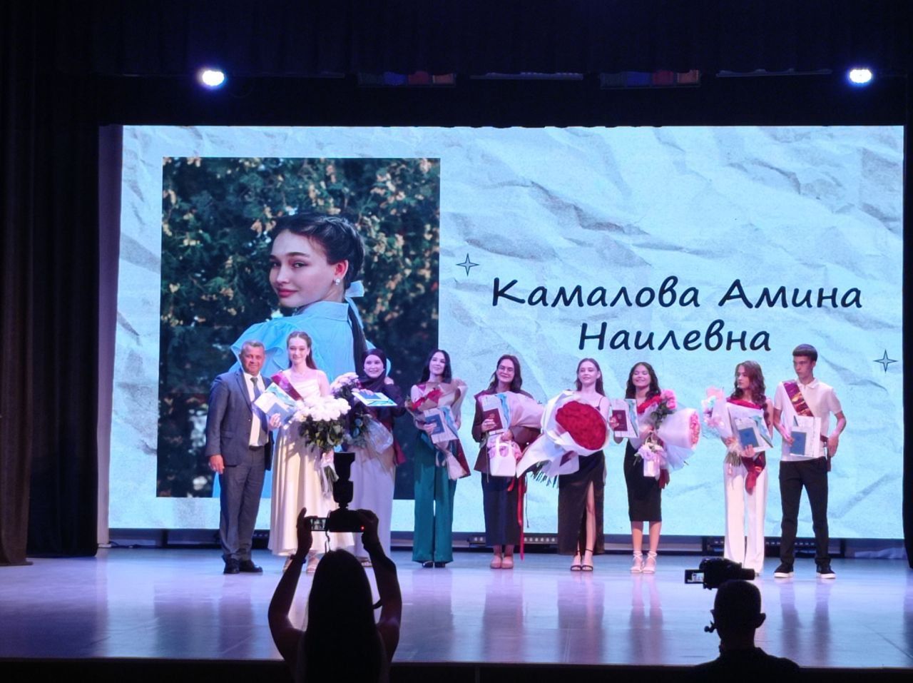 Район мәдәният йортында Арча 5нче гимназиясенең чыгарылыш кичәсе узды