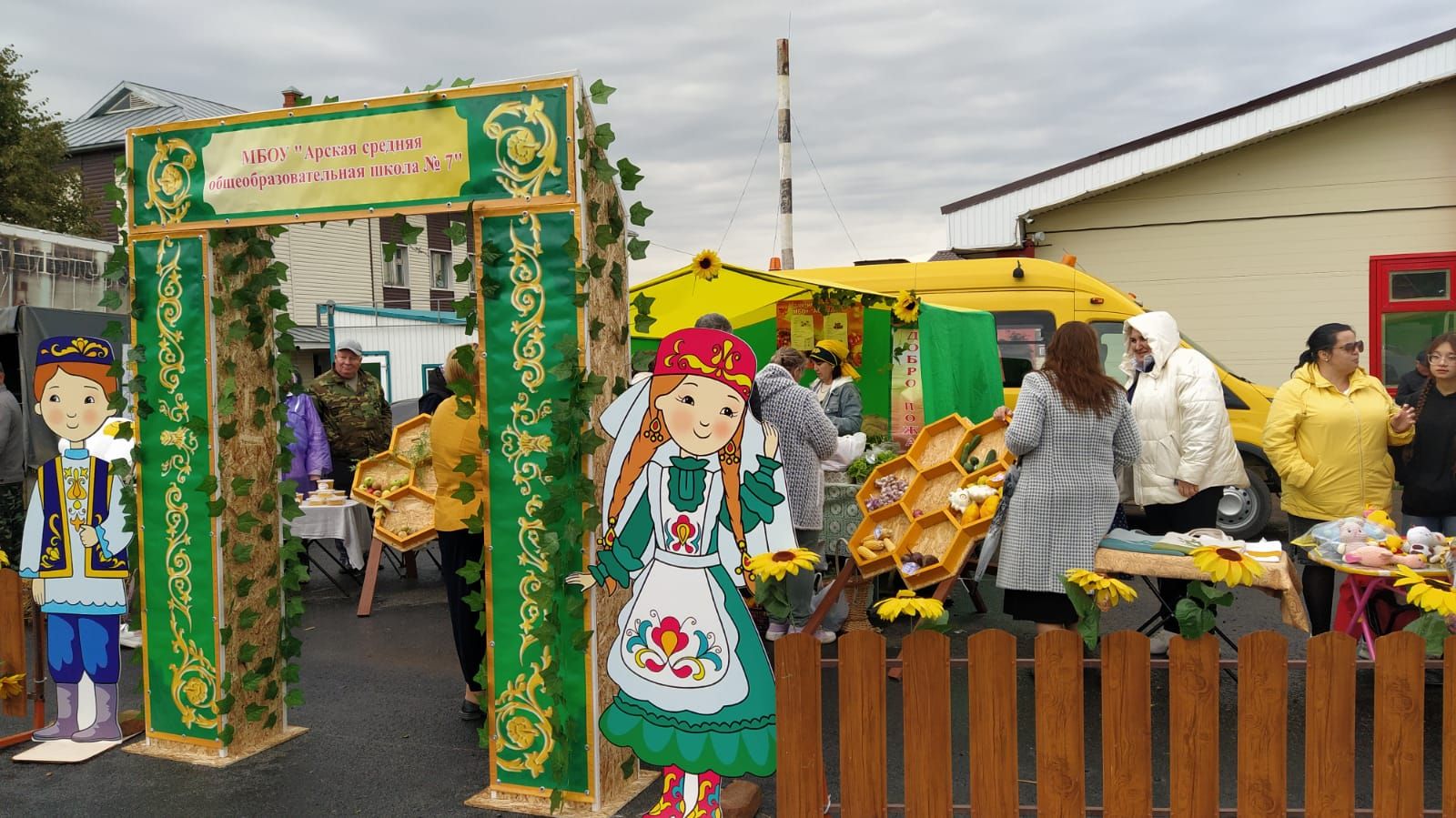 Арчада мәктәпләр ярминкәсе гөрли