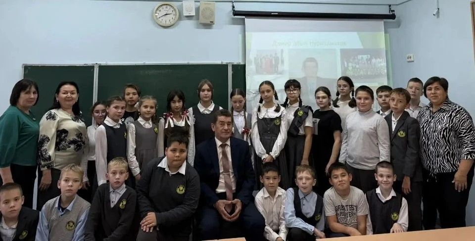 Арчаның икенче мәктәбе укучылары язучы Дамир Нуриәхмәтов белән очрашты