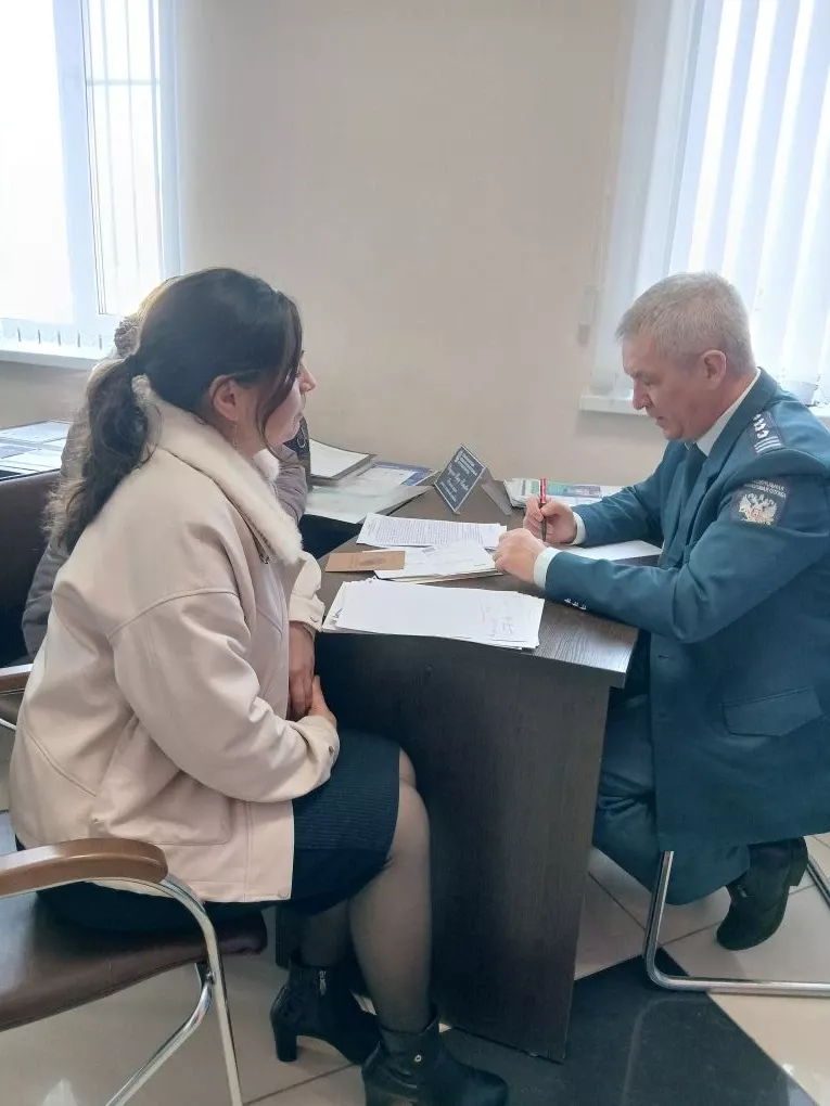 Бүген Арчада салым инспекциясе бүлек җитәкчесе халыкны кабул итә