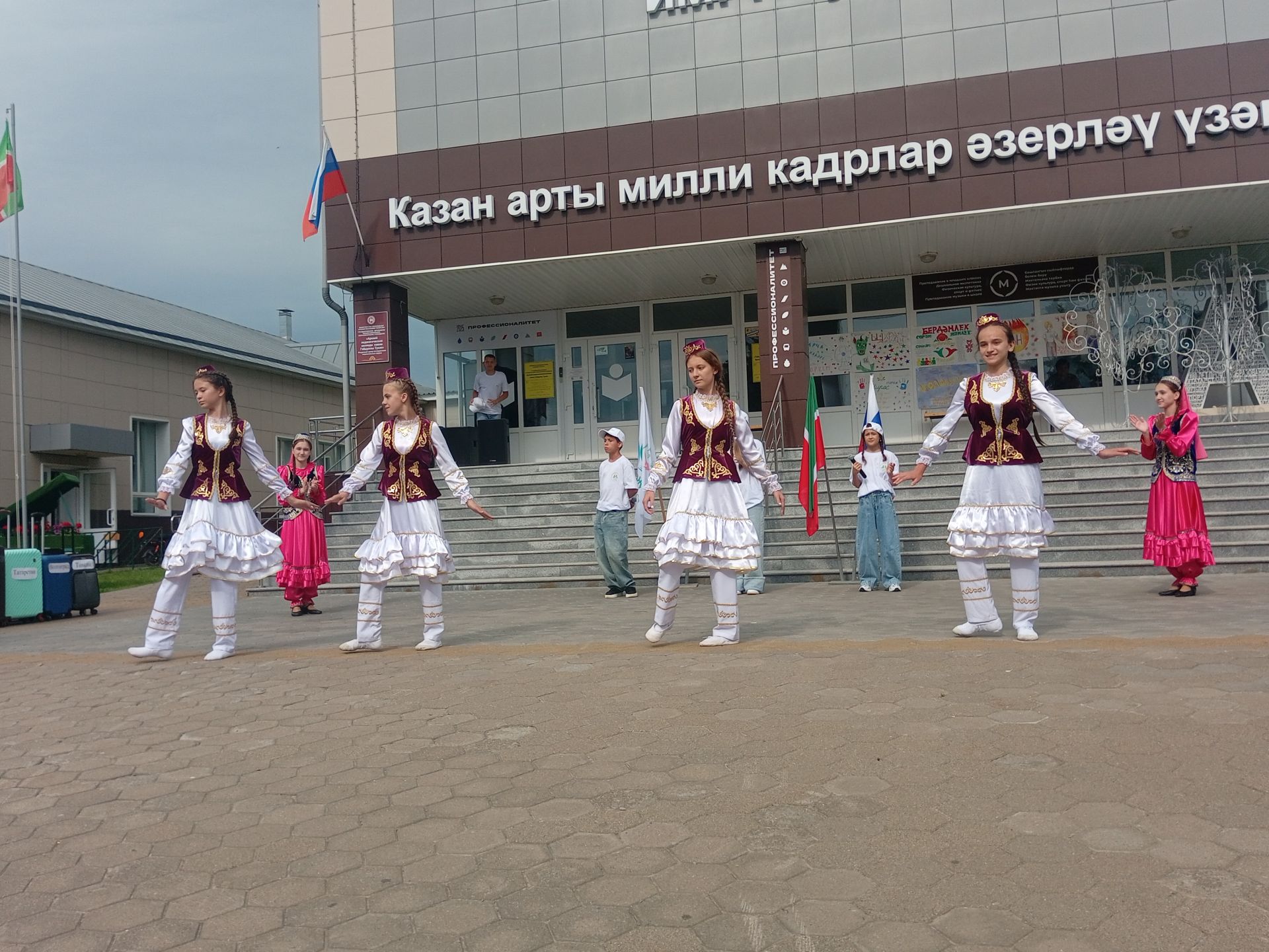 Дуслар җыелган җирдә
