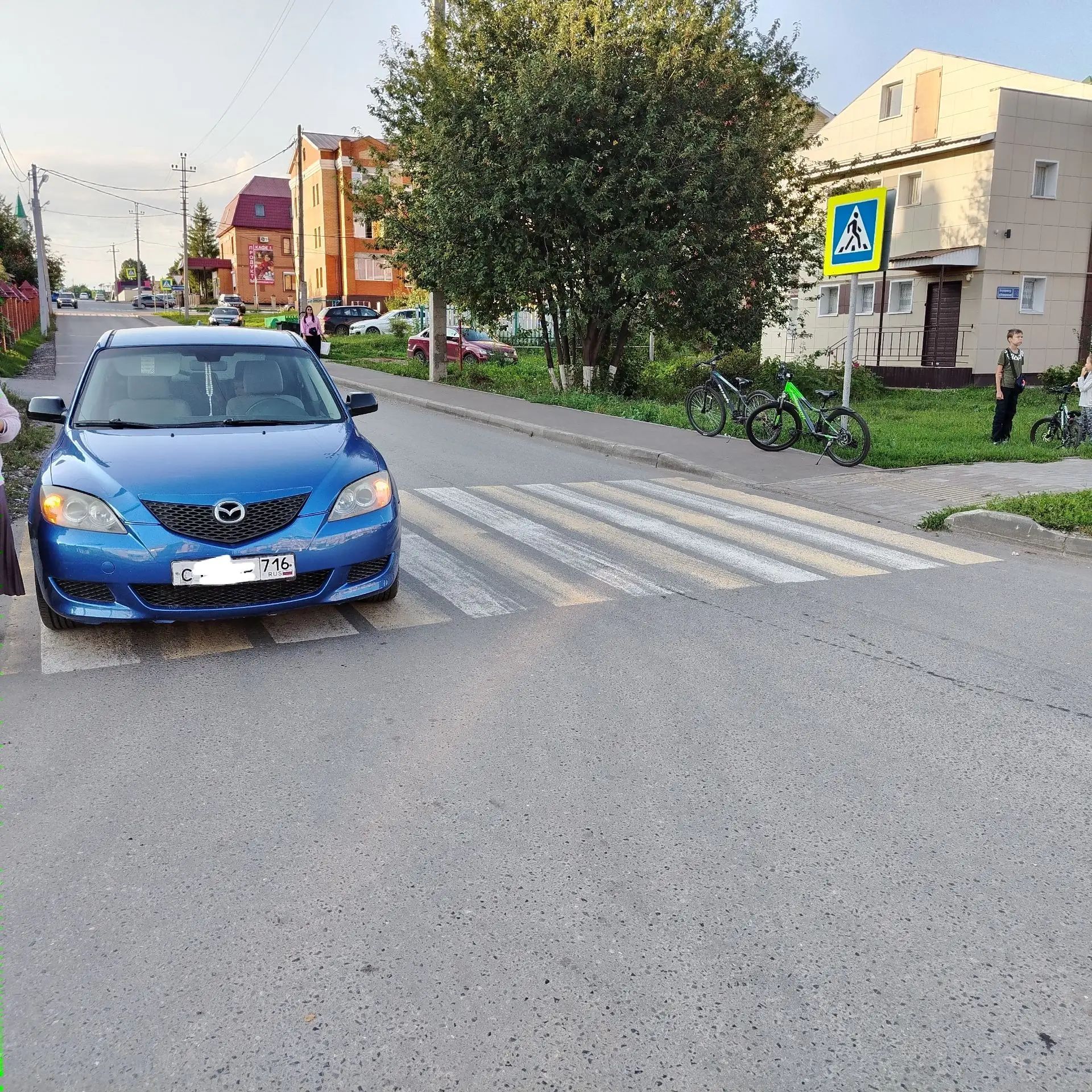 Арчада автомобиль җәяүле кичүендә велосипедчы балага юл бирмәгән