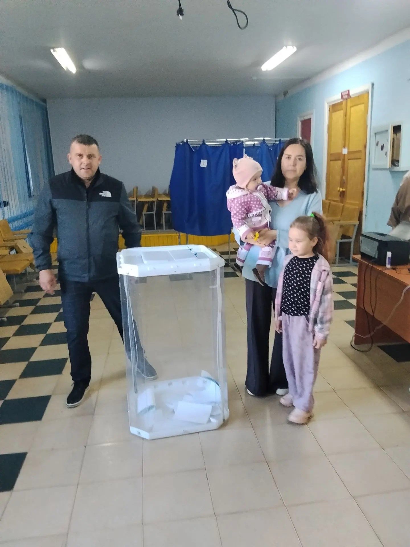 Үзе баш инженер, тракторчы һәм комбайнчы, күп балалы гаилә башлыгы