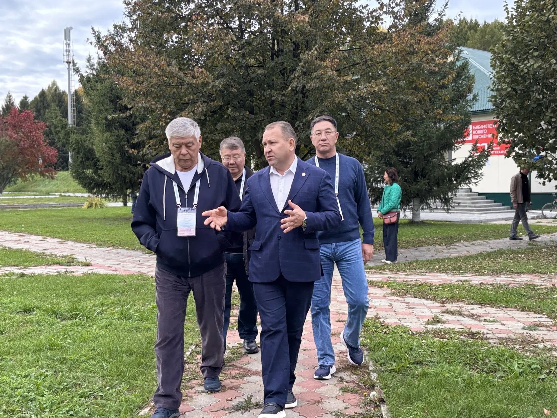 Казахстан күзәтүчеләре Яңа Кырлайдагы сайлау участогында булдылар