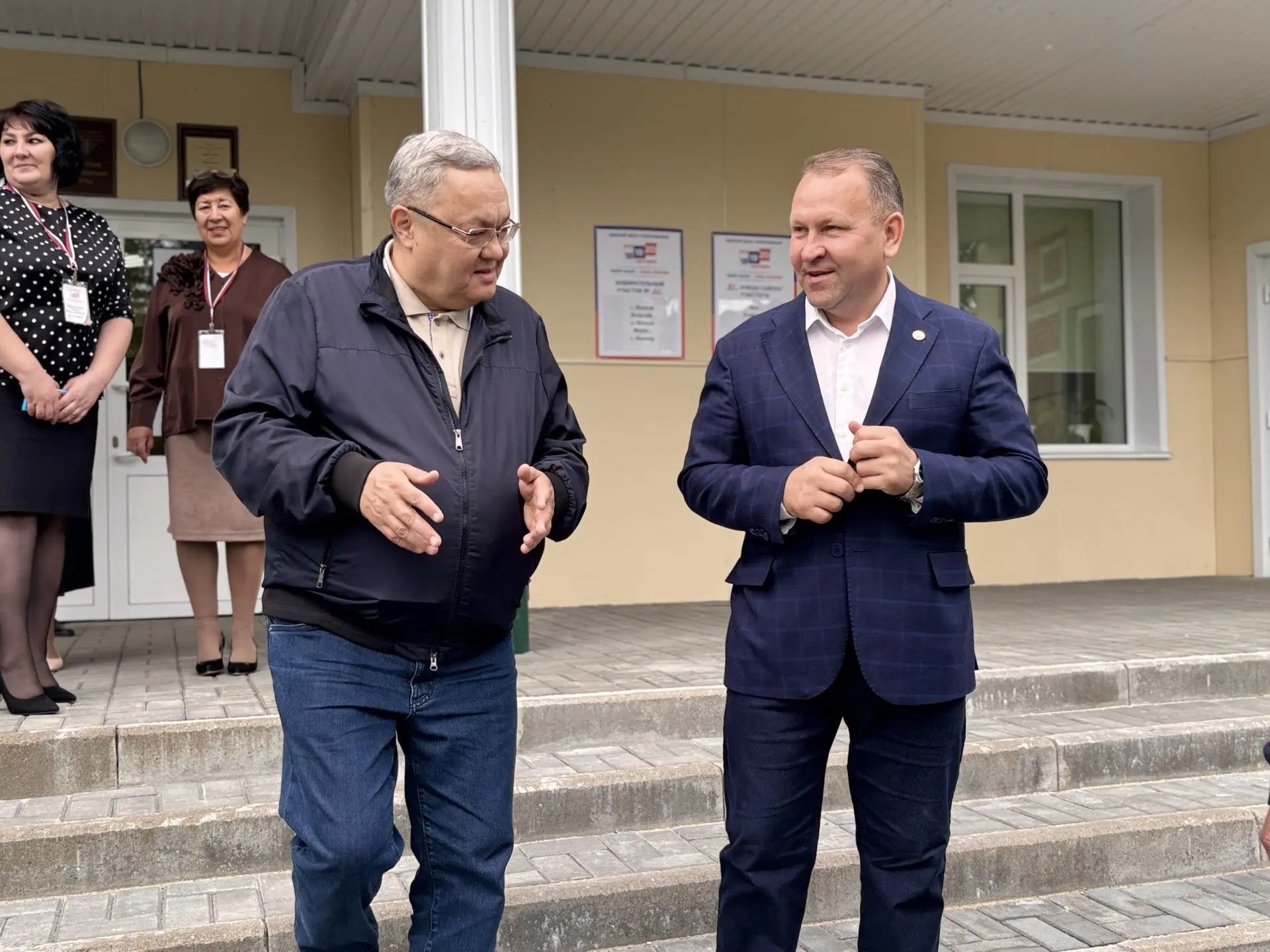 Казахстан күзәтүчеләре Яңа Кырлайдагы сайлау участогында булдылар