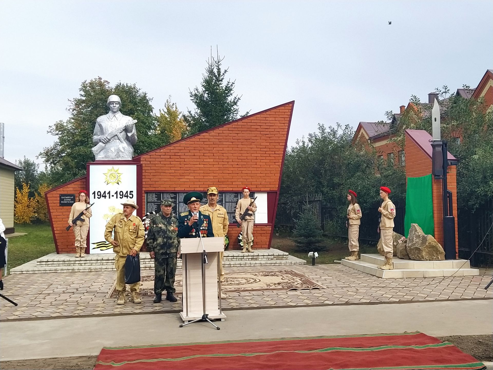 Яңа Кенәрдә сугышчан хәрәкәтләрдә катнашучылар хөрмәтенә ясалган һәйкәл ачылу