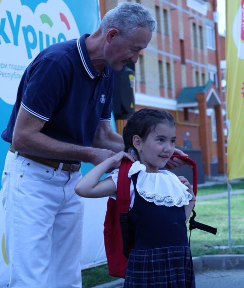 «Мәктәпкә җыенырга ярдәм ит!» акциясе кысаларында Арчаның 6 мәктәбенә баручы 15 балага мәктәп букчалары тапшырылды