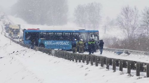 Кузбасста коточкыч фаҗига: автобуска бәрелгән автомобиль урталай өзелгән, 3 студент һәлак (»Интертат »)
