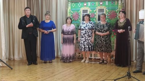 Курса Почмак авылында яраткан җырчыбыз Фердинанд Фәтхи һәм Иске Ашыт Сәяра халык театры артистлары өлкәннәргә менә дигән ял бүләк иттеләр. Рәхмәт.