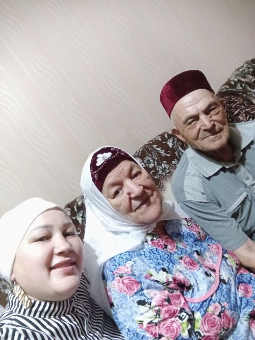 «Бер яклы, 4 тәрәзәле, зур мичле йортка алтынчы кеше булып килеп кердем...»