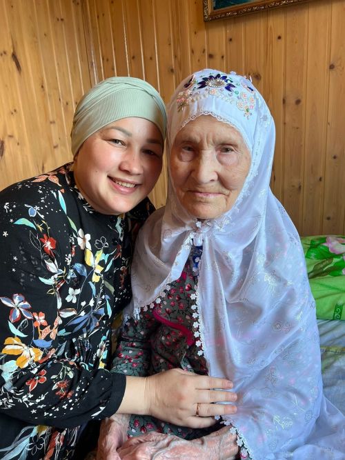 100 яшьлек Әлфия Җәләлиева: «Эшләп үскән чор балалары без, шуңа күрә без чыдам кешеләр»