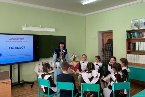 Кәче мәктәбе укытучысы Эльмира Мөхәммәтшина үзен бик бәхетле саный