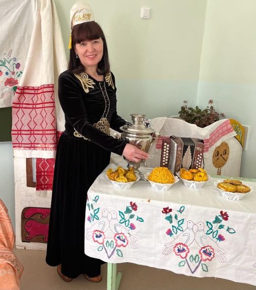 Кәче мәктәбе укытучысы Эльмира Мөхәммәтшина үзен бик бәхетле саный
