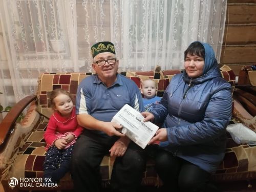 Ул почтальон түгел, әмма почтаны алып кайта
