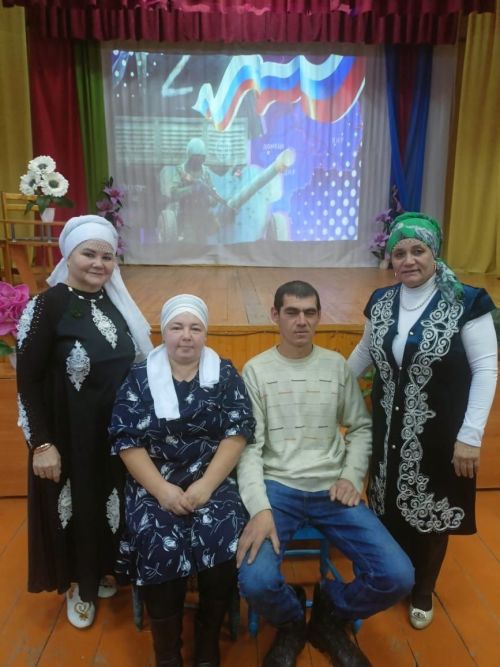 Рәмисебез барысын да йотлыгып, яратып, сусап карады