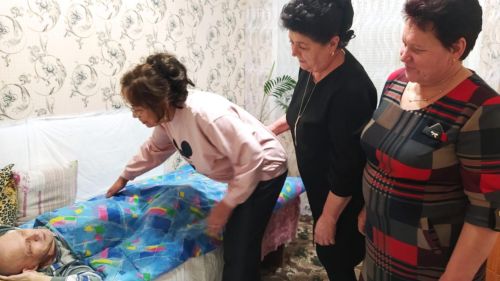 Фәридә Хайруллина тумыштан аяклары йөрмәүче энесен интернатка бирми