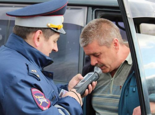 Россиядә машина йөртүчеләрне исерткеч эчемлек куллануга тикшерүнең яңа кагыйдәләре үз көченә керә