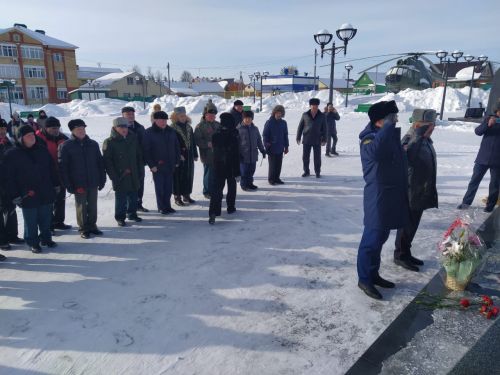 Арчаның Җиңү Паркындагы һәйкәлгә чәчәкләр салдылар