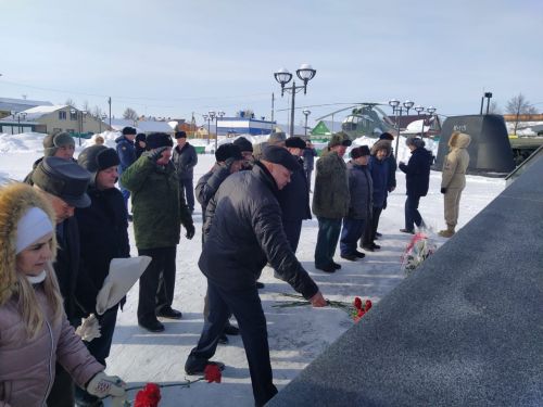 Арчаның Җиңү Паркындагы һәйкәлгә чәчәкләр салдылар