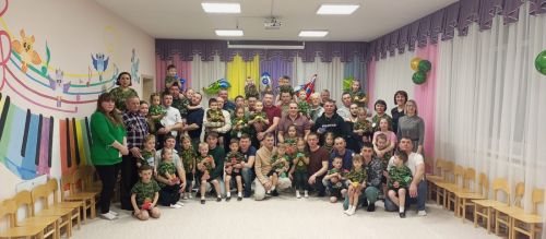 Уртанчылар төркеме әтиләренә кызыклы бәйрәм кичәсе бүләк итте