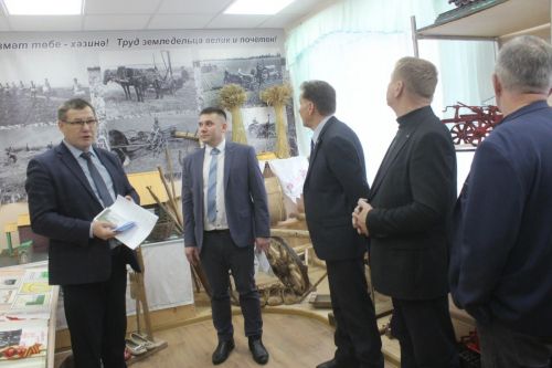 Чыгарылыш студентларына бу очрашу кирәк иде