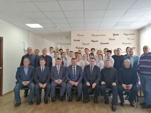 Чыгарылыш студентларына бу очрашу кирәк иде