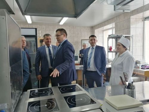 Чыгарылыш студентларына бу очрашу кирәк иде